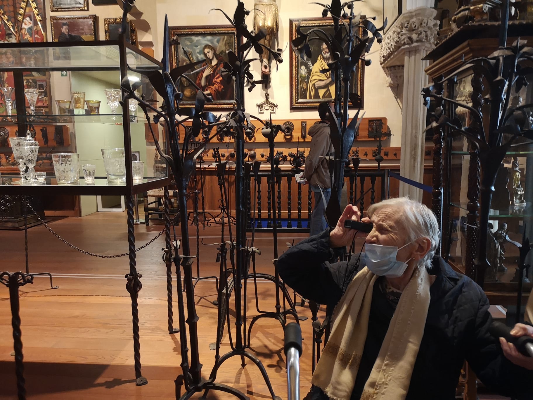 A lady using a monocular lens at Cau Ferrat Museum