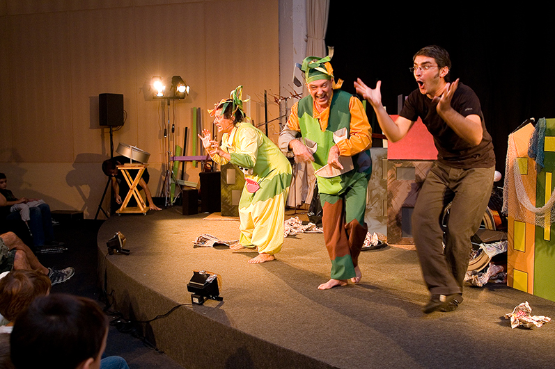 An actor of the Toc de Retruc Company and its sign language interpreter (Enric Gil) on stage at the Joan Miró Foundation.