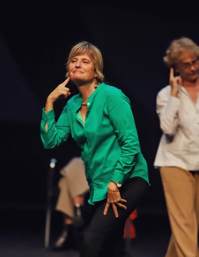 Mònica Surís and Dr. Teresa Pérez performing at the press conference for the CulturaMENT two-week program. Photo: Diputació de Barcelona